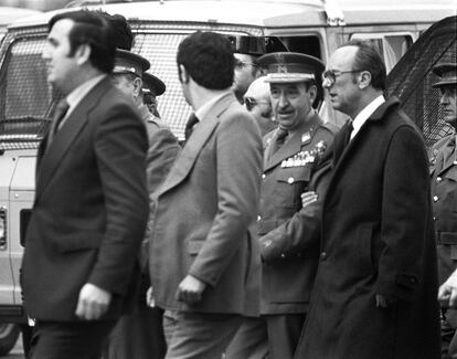 El general Alfonso Armada, con gorra de plato, y el gobernador civil de Madrid, Mariano Nicolás García (derecha) salen del edificio del Congreso tras la intentona de golpe de Estado.