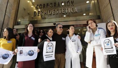 Concentración a las puertas de las clínicas de Corporación Dermoestética en Valencia