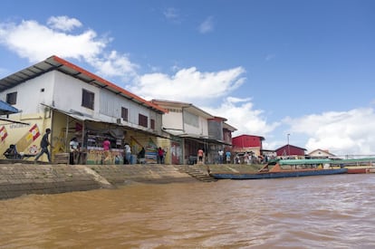 Tiendas en el lado surinamés de la frontera con la Guayana francesa, frente a Saint Laurent du Maroni