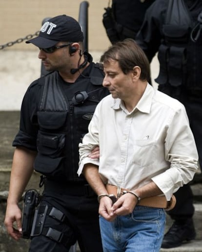 Cesare Battisti abandona el juzgado tras testificar en diciembre de 2009.