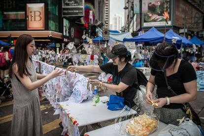 Una mujer recibe una cinta amarilla en un puesto de partidarios prodemocracia en el centro de Hong Kong, el 3 de octubre de 2014.