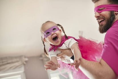 Una niña juega con su padre.