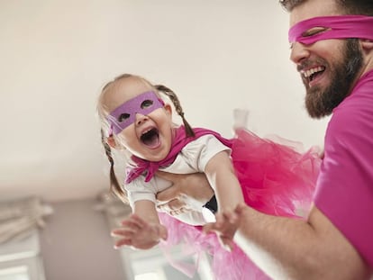 Una niña juega con su padre.