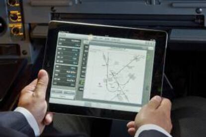 Fotografía sin fechar facilitada por Airbus, en la que un piloto navega con su iPad en la cabina de un avión. EFE/Archivo