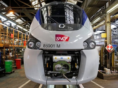 Un tren fabricado por Alstom en una planta de mantenimiento de la empresa SNFC