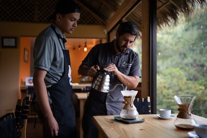 Jonathan Cerdas en la cafetería del proyecto.