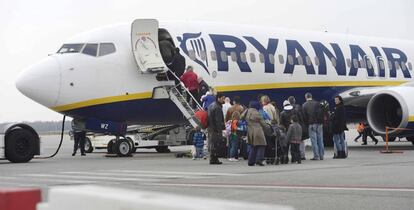 Pasajeros suben a un avi&oacute;n de Ryanair en el aeropuerto de Eindhoven (Holanda)