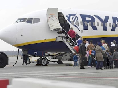 Pasajeros suben a un avi&oacute;n de Ryanair en el aeropuerto de Eindhoven (Holanda)