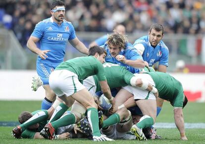 Melé en el encuentro entre Italia e Irlanda disputado en el Estadio Olímpico de Roma.