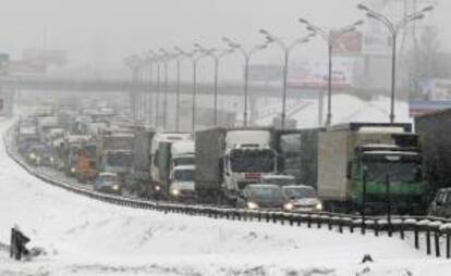 Vehículos permanecen parados en un atasco durante una nevada en la circunvalación de Moscú (Rusia). EFE/Archivo