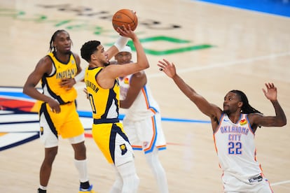 Tyrese Haliburton dispara frente a Cason Wallace en la segunda mitad.