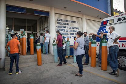 Personas hacen fila para comprar oxígeno en el municipio de Tehuantepec, Oaxaca, en agosto de 2021. 