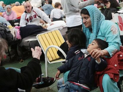 Afectados por el terremoto en un campamento de emergencia en Emilia Romagna, Italia.