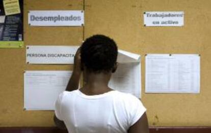 Una mujer consulta el tabln de anuncios en una oficina del Instituto Aragons de Empleo (INAEM) en Zaragoza. EFE/Archivo