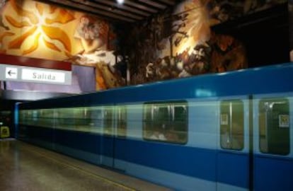 Murales de la estación de metro de la Universidad de Chile, en Santiago de Chile