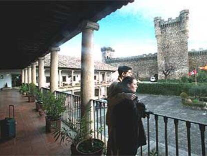 Los paradores de Oropesa (en la fotografía), en la provincia de Toledo, y de Baiona, en Pontevedra, ofrecen este mes de enero estancias de dos noches al precio de una, 94,24 euros en ambos casos.