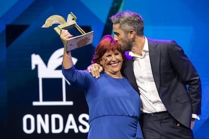 Roberto Leal besa a su madre, Mercedes, al recibir el Premio Ondas al mejor presentador.