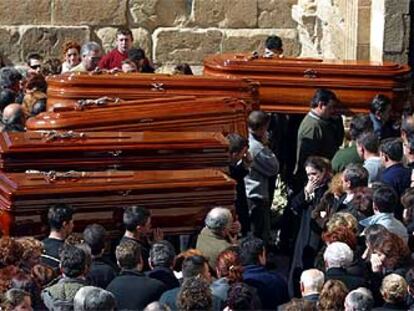 Ciudadanos de Luque, en el atrio de la iglesia en la que se celebró el funeral por los jóvenes fallecidos.

 / F. J. VARGAS