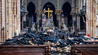 Vista de los escombros en el interior de la catedral de Notre Dame tras el incendio.