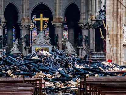 Vista de los escombros en el interior de la catedral de Notre Dame tras el incendio.