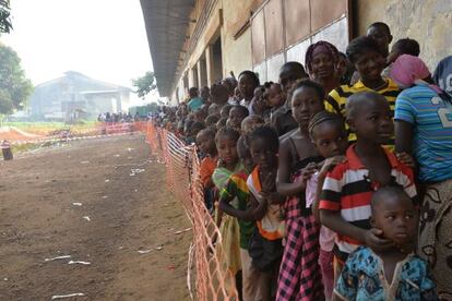 Campaña de vacunación contra el sarampión en el distrito de Matoto, en Guinea Conakry.