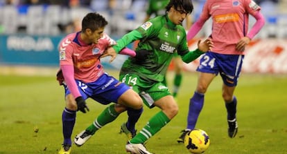 Toti, del Alavés, intenta arrebatar un balón a Dani García.