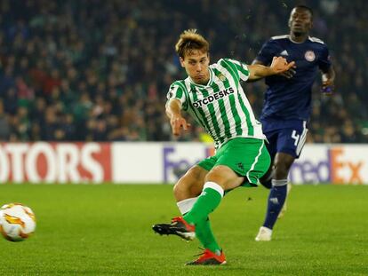 Canales dispara para hacer el gol del Betis.