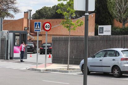 Entrada de la urbanización La Finca, en Pozuelo (Madrid).