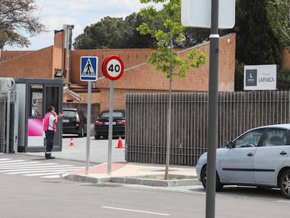 Entrada de la urbanización La Finca, en Pozuelo (Madrid).