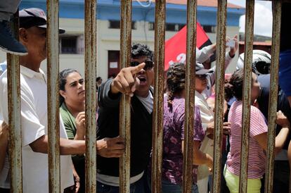 Um militante do grupo Sandinista, que apoia o governo de Ortega, grita aos membros da Basílica de San Sebastián em Diriamba (Nicarágua), no dia 9 de julho de 2018.