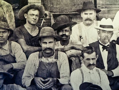 En en el centro de la imagen con sombrero blanco y bigote aparece J. Newton "Jack" Daniel. A su derecha, uno de los hijos de Nearest Green, a finales del siglo XIX.