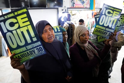 Dos mujeres de origen somalí sostienen carteles que piden que el ICE salga de Minneapolis, el miércoles en el Karmel Mall.