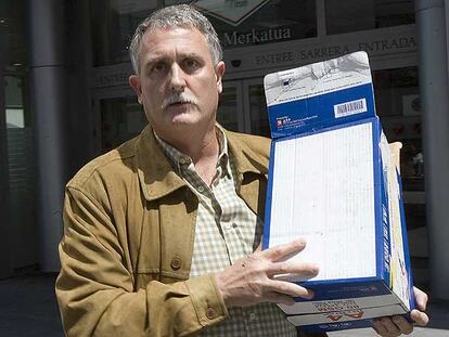 Víctor Bravo porta una caja con documentación en las puertas del Juzgado de Irún el día en que su hermano recibió la orden de ingreso en prisión.