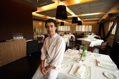 El cocinero Eneko Atxa, en el restaurante Azurmendi de Larrabetxu, a las afueras de Bilbao ( Vizcaya) .