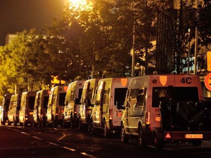 Varias furgonetas de la polic&iacute;a antidisturbios aparcadas anoche en la ciudad de Amiens.