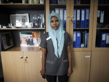 Reshma Begum, con el uniforme de su nuevo trabajo este jueves.