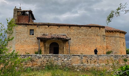 La iglesia soriana vista desde el exterior, en mayo de 2023, antes del derrumbe de la cubierta.