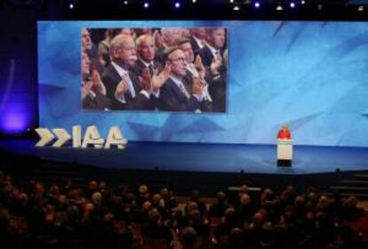 La canciller alemana, Angela Merkel (d), ofrece un discurso durante la ceremonia de inauguración del Salón del Automóvil de Fráncfort (Alemania) hoy, jueves 12 de septiembre de 2013. La actual 65 edición de Fráncfort contará con más de un millar de expositores de todo el mundo que presentarán sus novedades en la feria del automóvil más grande del mundo, que se alargará hasta el próximo 22 de septiembre.