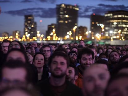 Los asistentes a uno de los conciertos de ayer en el Primavera Sound, ante el &#039;skyline&#039; mar&iacute;timo de Barcelona.