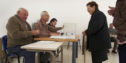 Votantes en un colegio electoral de Lugo