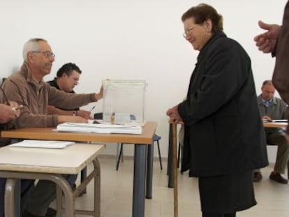 Votantes en un colegio electoral de Lugo