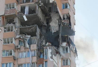 Daños causados en un bloque de apartamentos tras un bombardeo esta madrugada en Kiev. Un total de 35 personas, incluidos dos niños, han resultado heridas en los intensos combates ocurridos durante la noche en Kiev, según el alcalde de la ciudad.