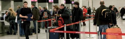 Varias personas hacen cola para facturar en uno de los mostradores del aeropuerto Son San Joan de Palma de Mallorca