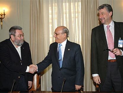El presidente del CGPJ (en el centro) saluda a Méndez en presencia de Fidalgo durante su encuentro de ayer.