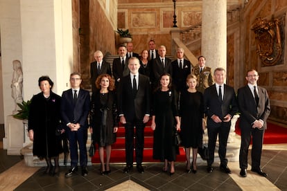 Los reyes Felipe VI y Letizia han posado en la embajada de España en la Santa Sede, acompañados por la delegación española que ha asistido al funeral del papa Francisco. Junto a los Reyes, se encontraban la embajadora de España ante la Santa Sede, Isabel Celaá; el ministro de Presidencia, Félix Bolaños; las vicepresidentas María Jesús Montero y Yolanda Díaz; el líder del Partido Popular, Alberto Núñez Feijóo; y el jefe de la Casa de Su Majestad el Rey, Camilo Villarino Marzo.