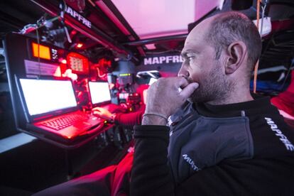 Xabi Fernández observa el panel de control del Mapfre.