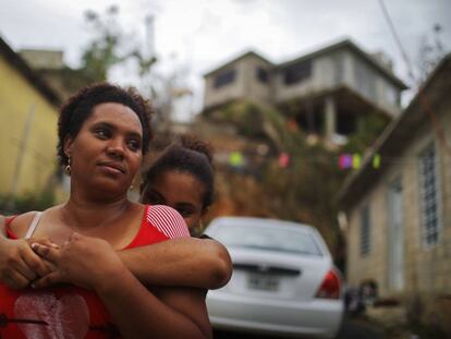 Una madre con su hija en San Isidro, Puerto Rico.