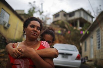 Una madre con su hija en San Isidro, Puerto Rico.