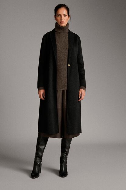 Los abrigos de lana y de corte recto son un básico imperecedero que sobrevive al largo plazo. Este es de Massimo Dutti (199€).