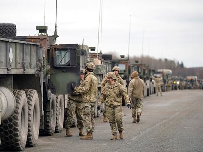 Soldados estadounidenses se preparan para su despliegue en Rumanía en la base naval de EE UU en Vilseck (Alemania) el pasado 9 de febrero.